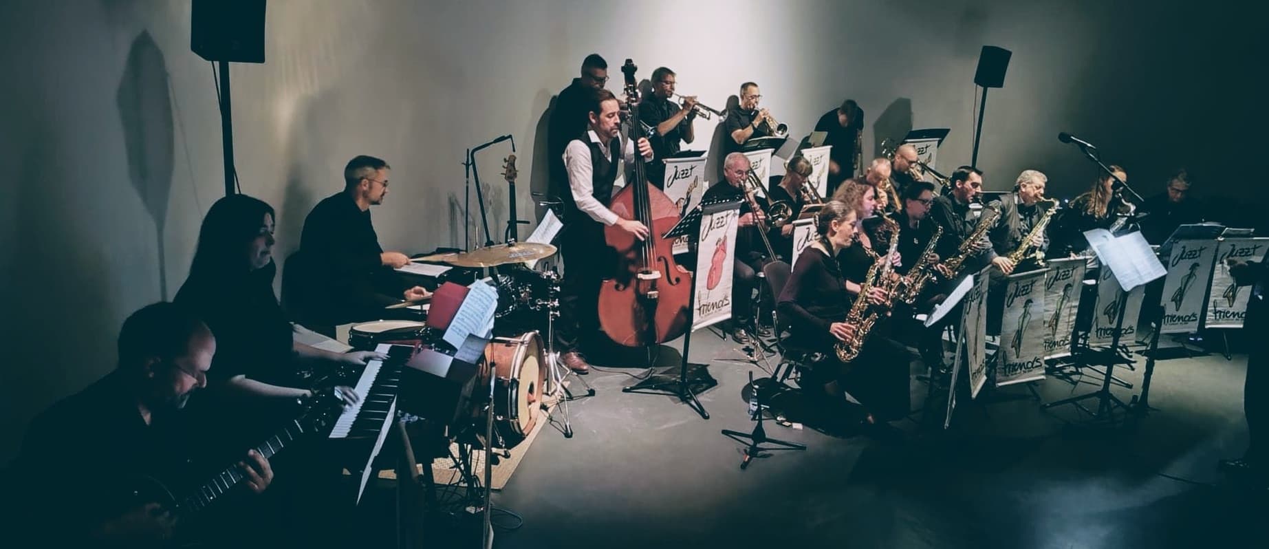 Die JuzztFriends live auf der Bühne — die volle BigBand mit Bläsersätzen und Rhythmusgruppe