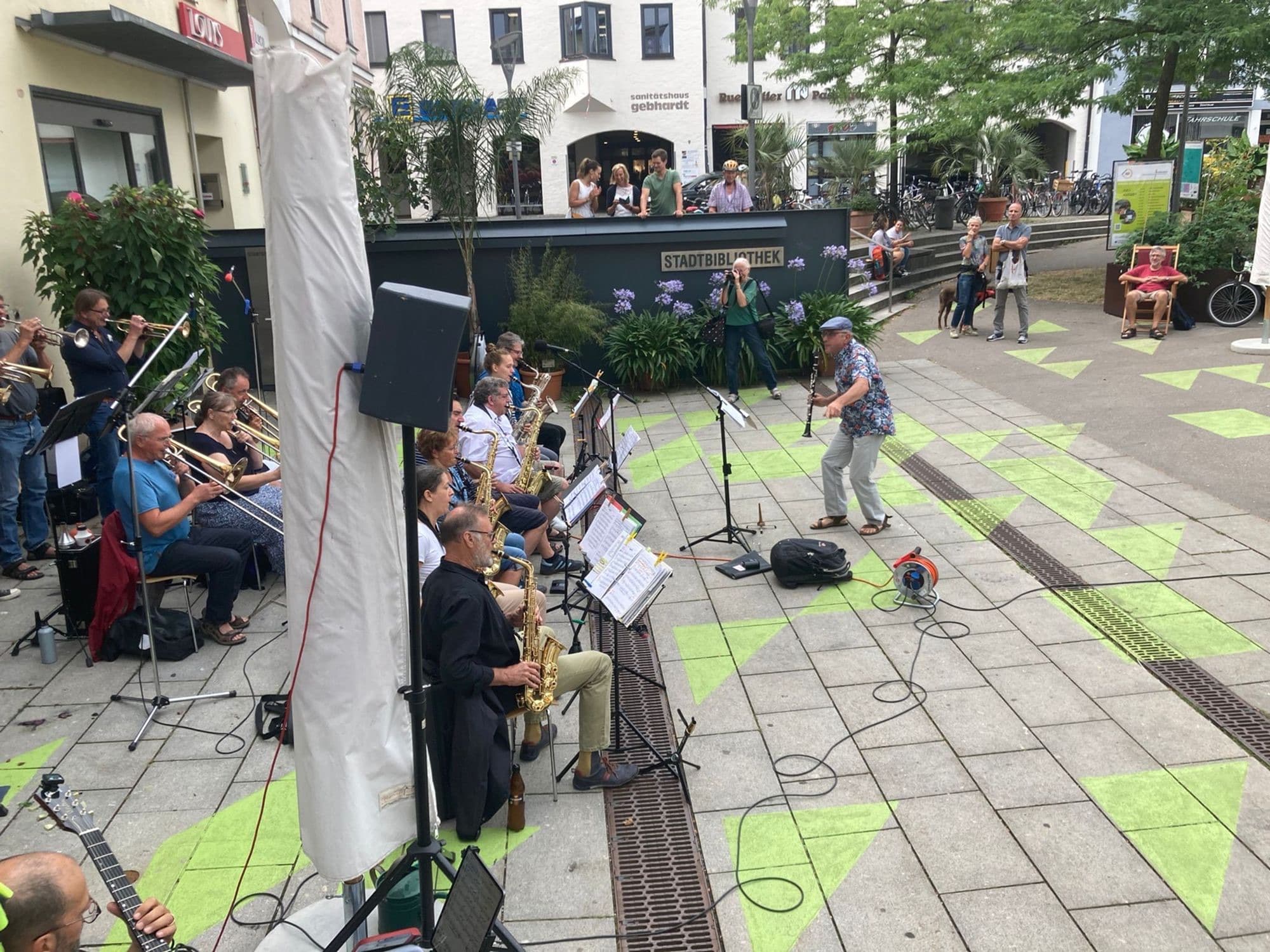 Die JuzztFriends beim Open-Air-Auftritt am Salzstadel in Rosenheim