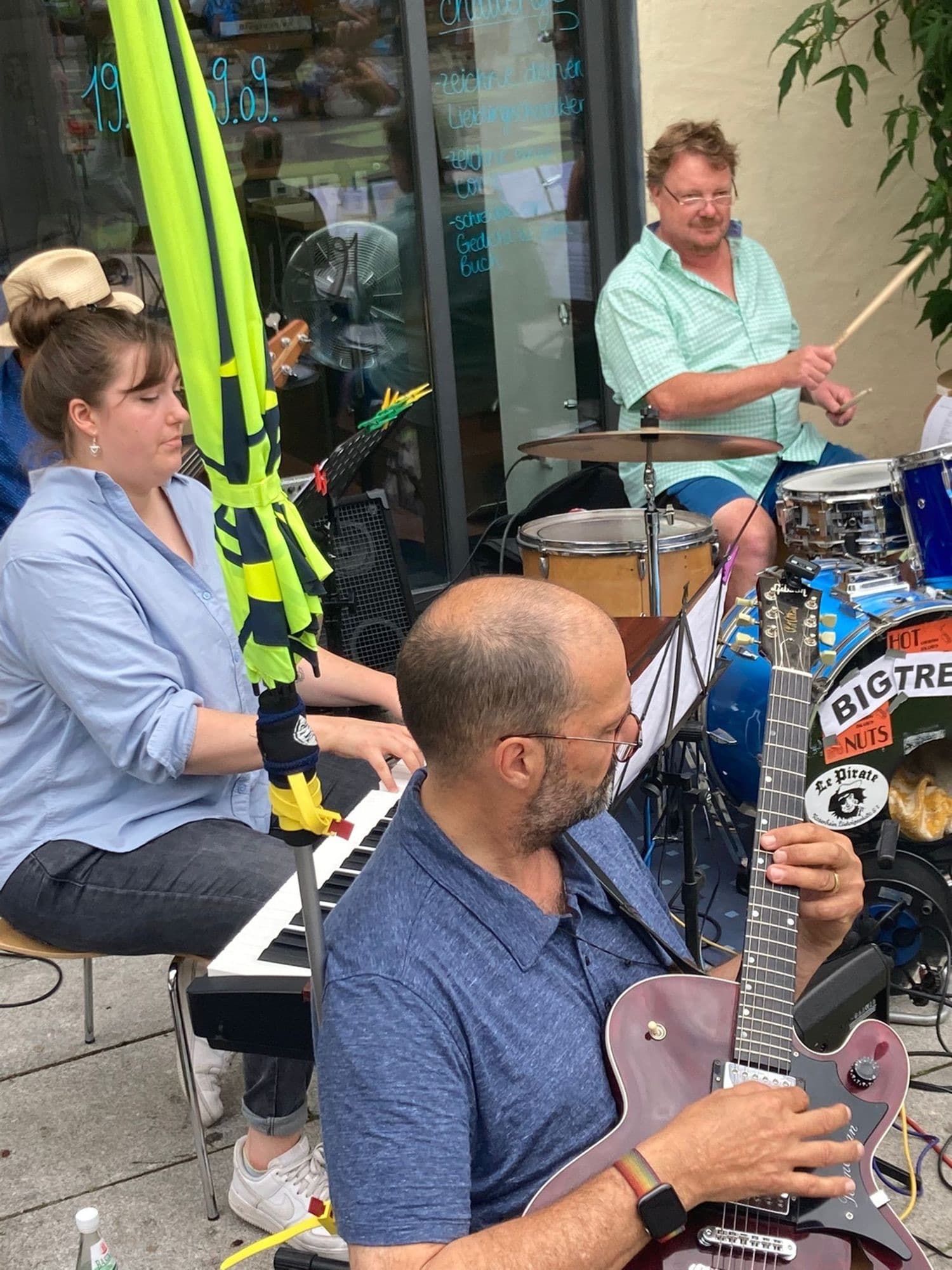 Musiker der JuzztFriends beim Auftritt am Salzstadel in Rosenheim